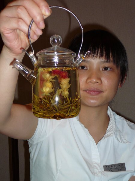 Er zijn veel soorten thee. Hier wordt thee met mooie bloemetjes getoont.