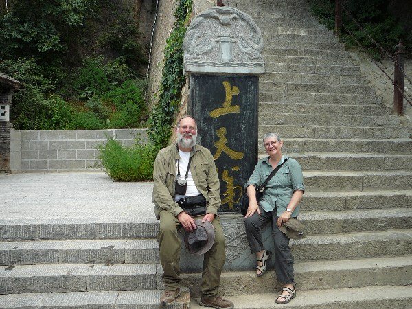 Chinese toeristen maakten deze kiek van Berna en Wim aan de voet van de Hemelladder.