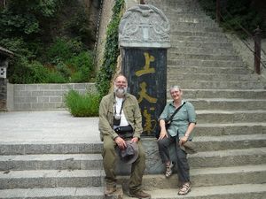 Chinese toeristen maakten deze kiek van Berna en Wim aan de voet van de Hemelladder.