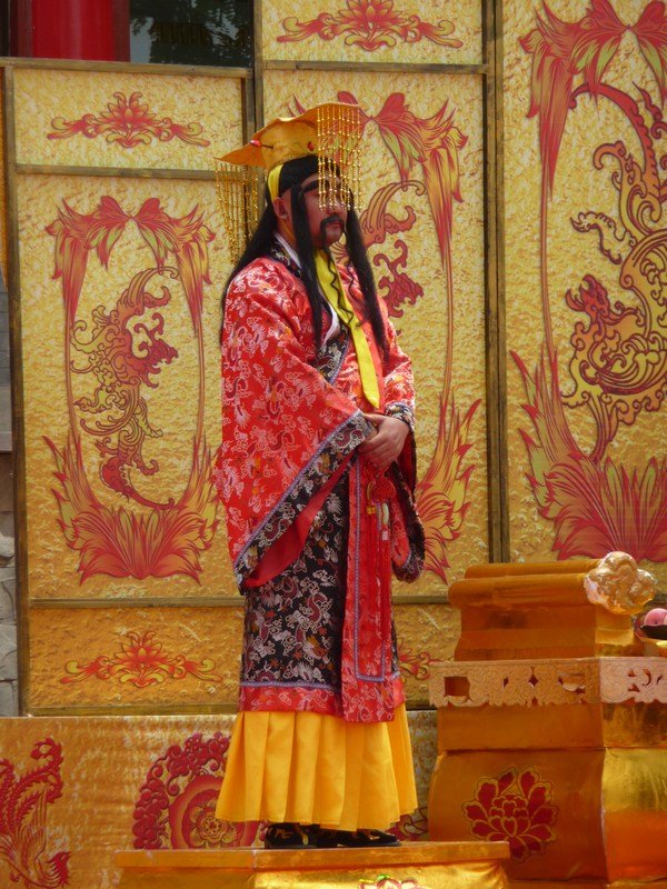 De Gele Keizer op de ceremonie.