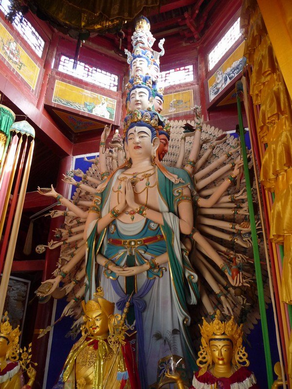 Guanyin met 40 houten en 960 geschilderde armen.