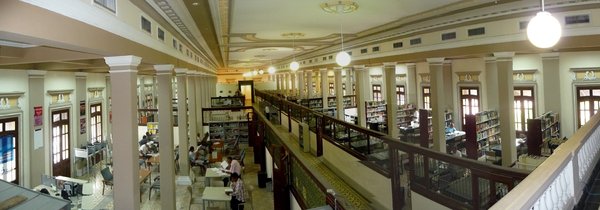 Binnenzicht van bibliotheek waar de oude indeling is behouden.