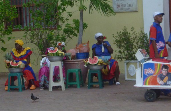Kleurig geklede lokale vrouwen voor de kerk van San Pedro Claver.