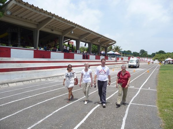 Oma, Patricia, Berna en Marc doen een sprintje op het sportveld van de school.