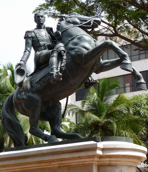 Simon Bolivar de vrijheidsheld heeft overal een standbeeld.