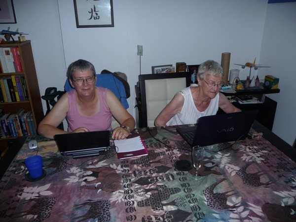 Berna en ook Oma werken 's avonds aan de weblog.