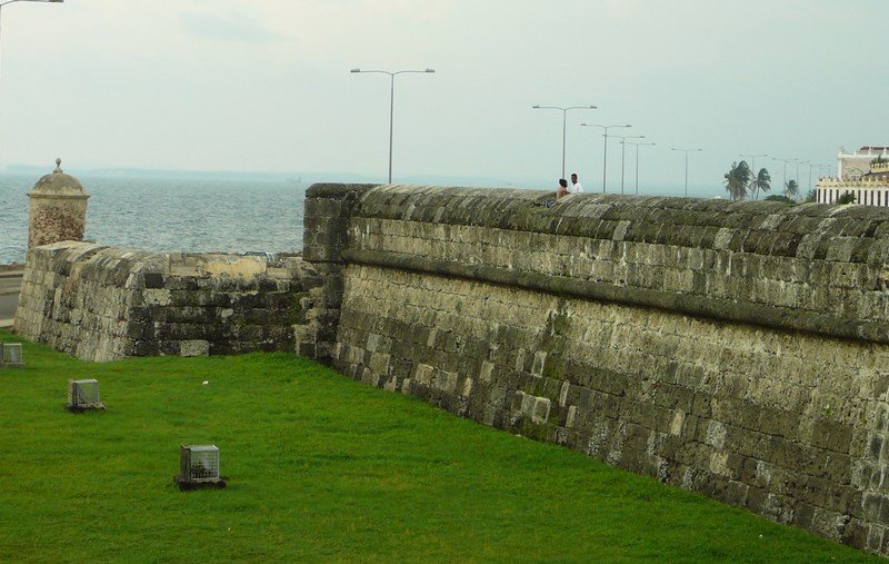 De stadsmuur van Cartagena heeft de stad goed beschermd tegen de piraten.