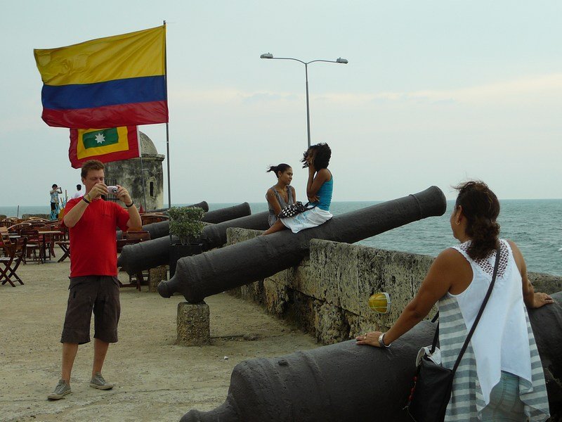 De vlaggen van Colombia en Cartagena wapperen gebroederlijk op de vestingsmuur.