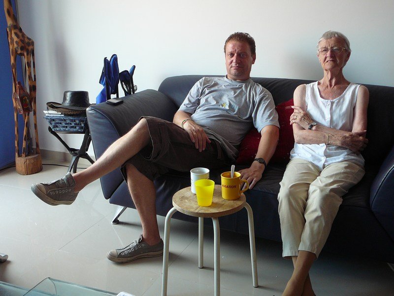 Oma en Mark genieten van hun koffie. Let op Mark - de gele tas is die van oma!