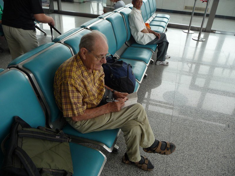 Ludo werkt zelfs in de luchthaven nog aan het kasverslag.