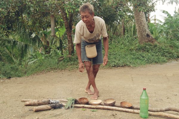 SMT medecine man at Kabuylanan performimg ritual