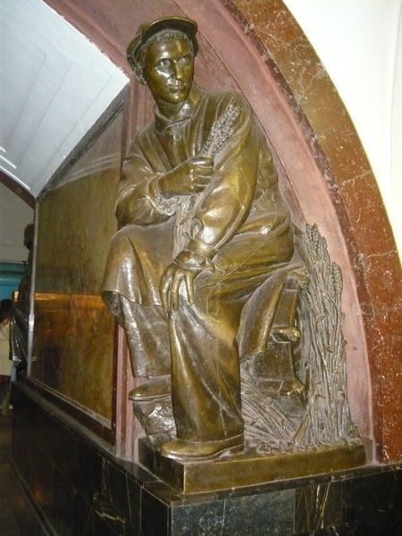 Statue at Ploshchad Revolyutsii