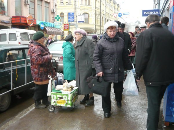 Babusjka selling stuff outside Kuznetsky Most station