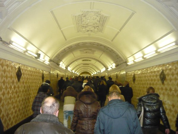 Perekhod (tunnel) linking Plotshchad Revolyutsii and Teatralnaya