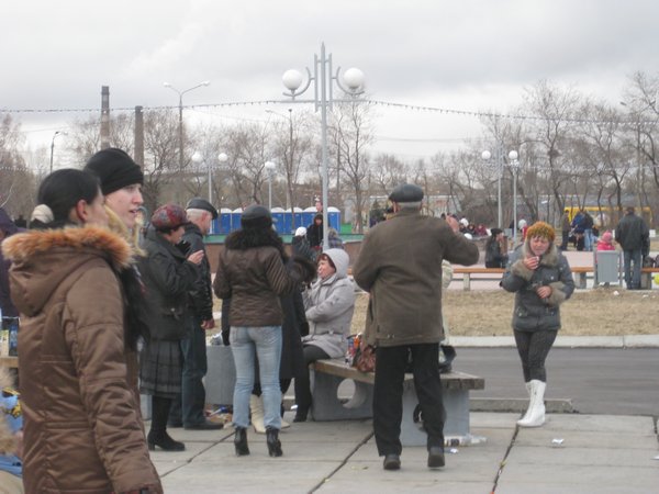 People dancing on Komsomolsk-na-Amure's central square