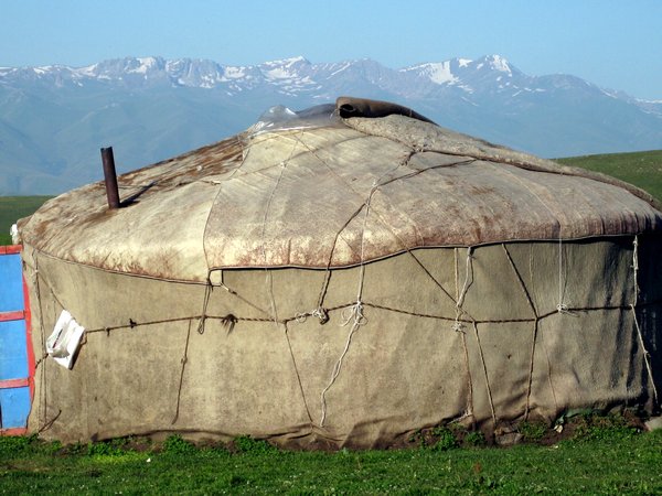 A yurt, Suusamyr