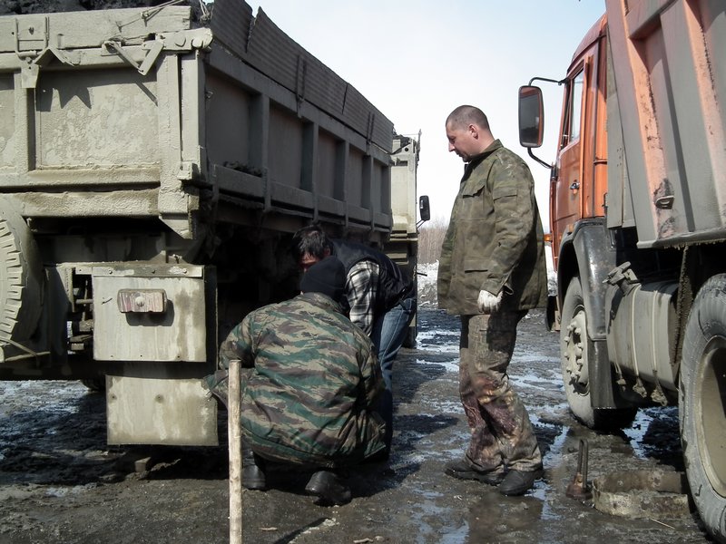 The truck drivers who took us to Milkovo fixing a wheel