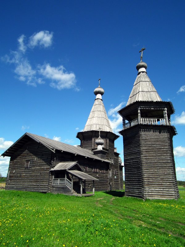 Wooden church and bell tower in Saunino, Arkhangelskaya Oblast