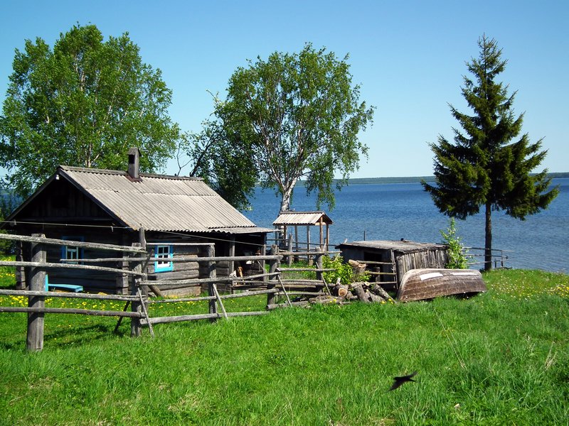 House on the shore of Lake Lekshmozero, Arkhangelskaya Oblast