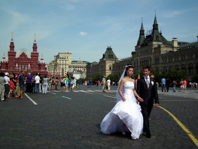 The bride and groom on Red Square