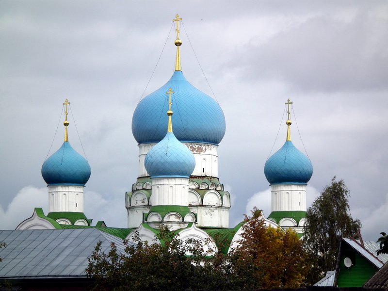 Church spires above rooftops in Uglich
