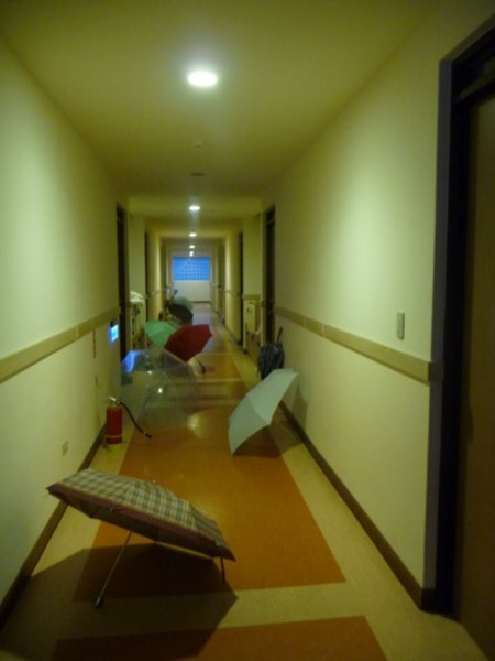 korytarz w akdemiku w czasie tajfunu