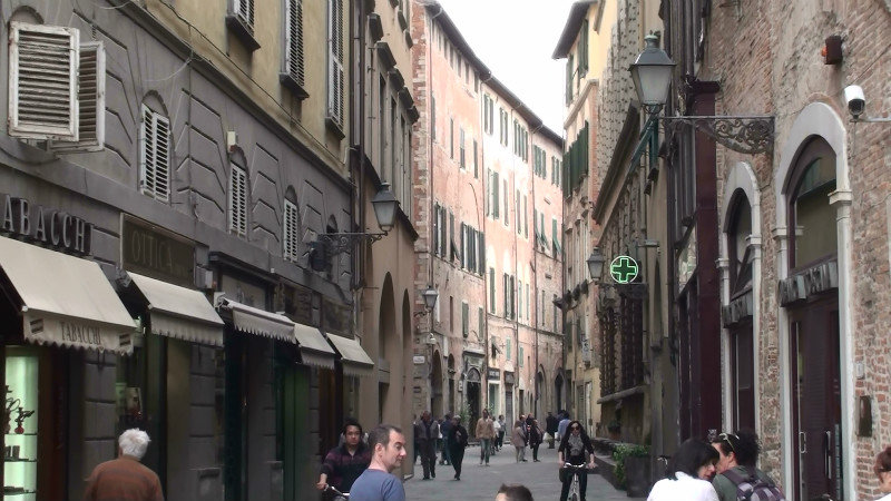 Example of a street where the houses were curved,Lucca