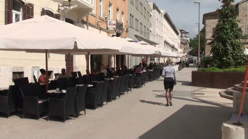 Outdoor bars are everywhere in downtown Pula