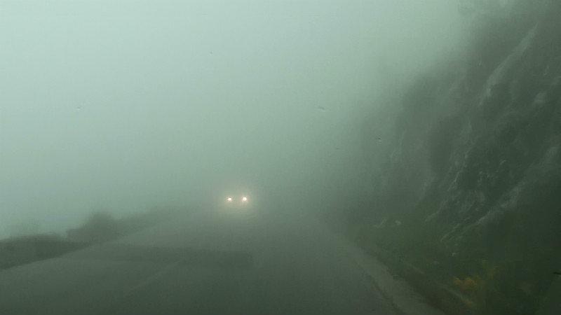 Benefit of opposing car with lights in the dense fog
