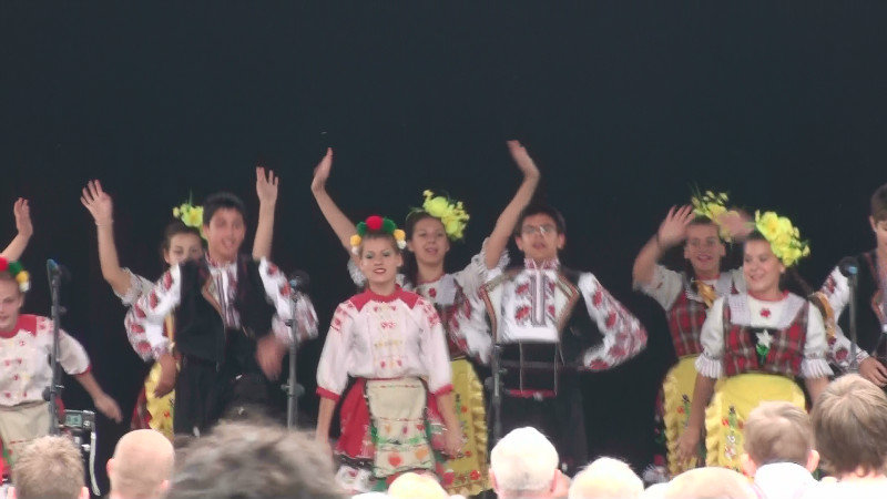Children performing traditional Polish dance