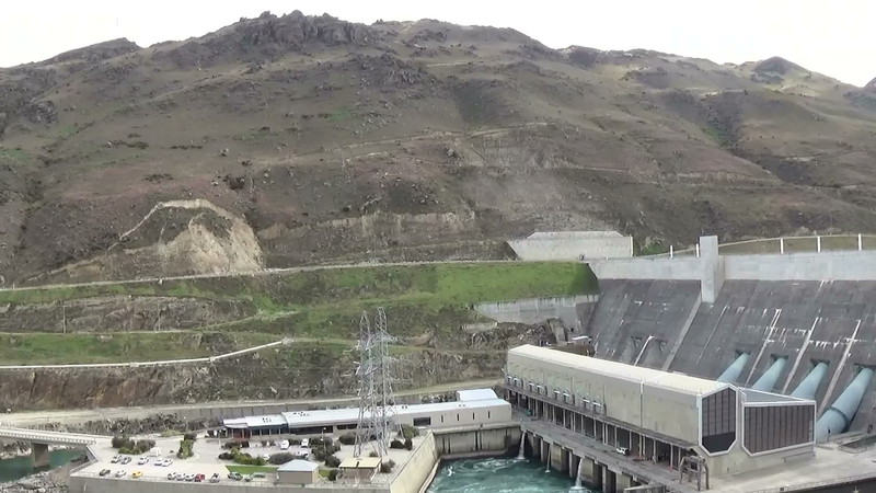 Clyde Dam and the earthquake fault in the hillside