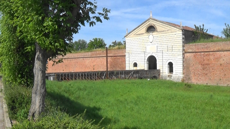 The outer walls and entranceway to Sabbionetta