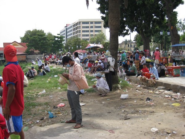 Spectators and trash along the Mekong