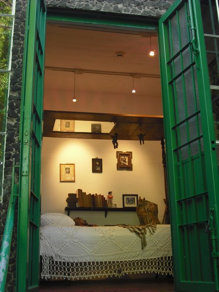 The French doors in front of Frida´s daybed