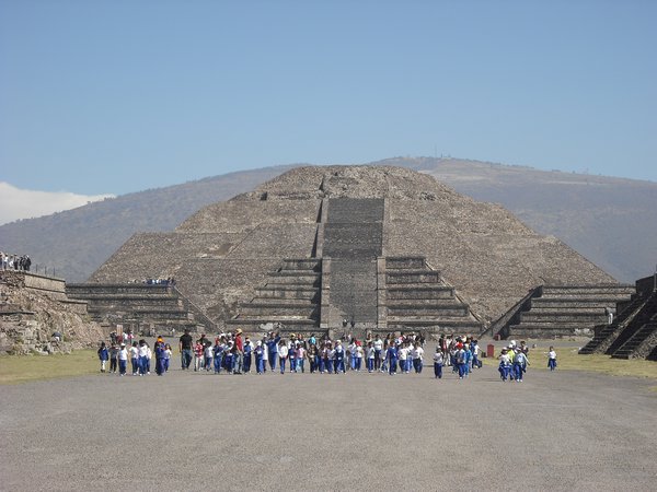Hoards of schoolchildren in front of the Pyramid of the Moon