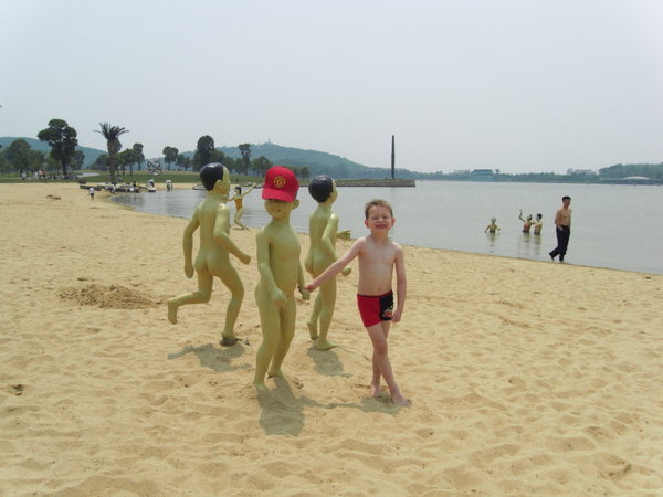 William and the random beach statues