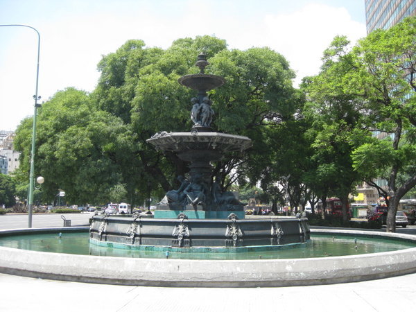 Fountain along Avenida Nueve de Julio
