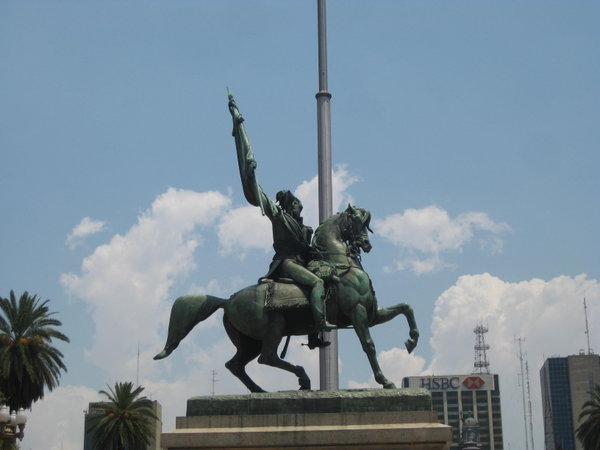 Statue in La Plaza del Mayo