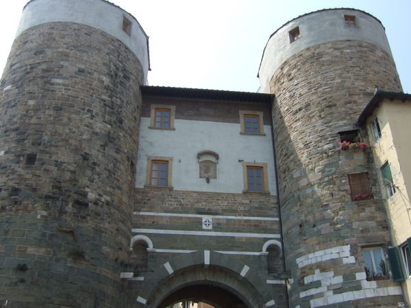 Porta San Pietro gate