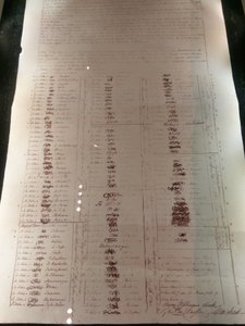 Eine Kopie eines Vertrages mit 132 Unterschriften