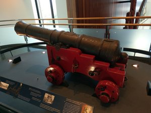 Eine Original Kanonen von einem Schiff von Kapitän James Cook