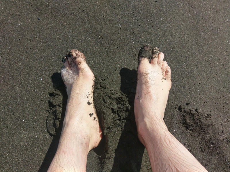 Hobbit-Füße im Sand