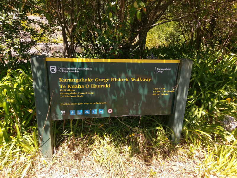So sehen die Wanderwegweiser in Neuseeland aus - grün und gelbe Schrift.
