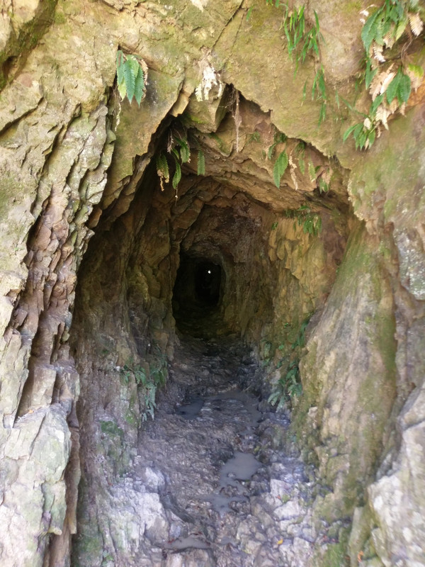 Wanderweg durch eine Höhle im Berg - der einzige Weg