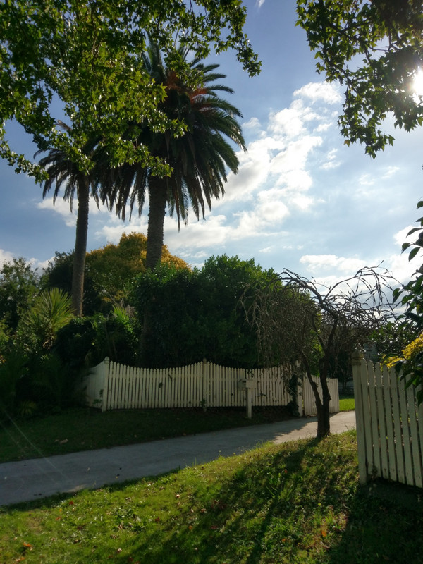 Eingang zu einem schönen Garten der leider schon verblüht war