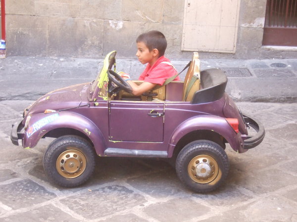 Bambini alla macchina (little boy in the car)