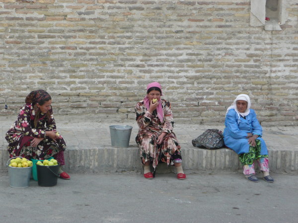 An Uzbek street market