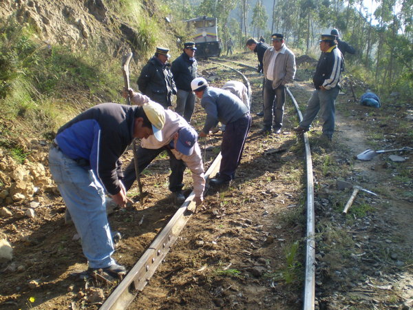 How many Ecuadorians does it take to fix a train track?
