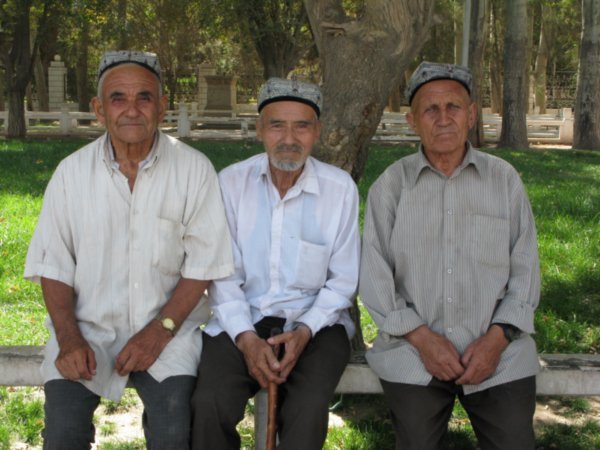 07 3 men; 1 hat Kashgar