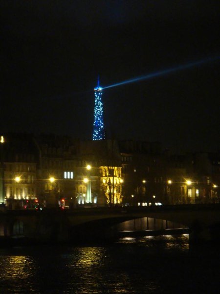 lights at eiffel tower